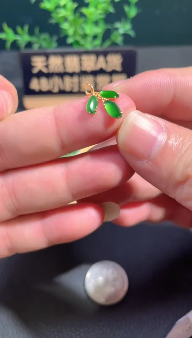 颈饰18K金镶嵌翡翠翡翠