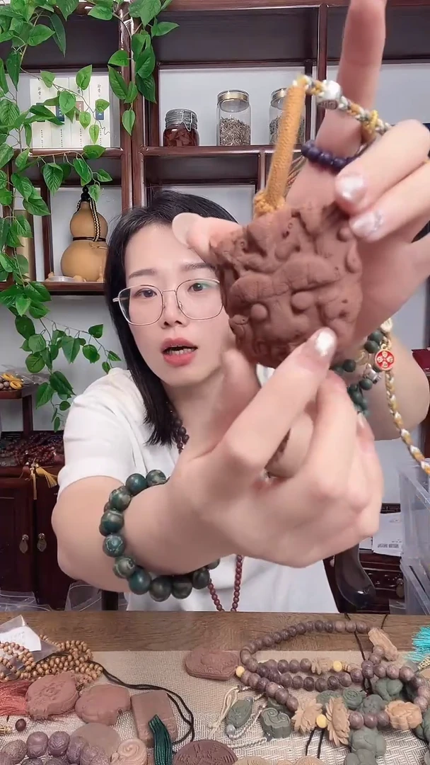 泥塑红麝香方的牛头