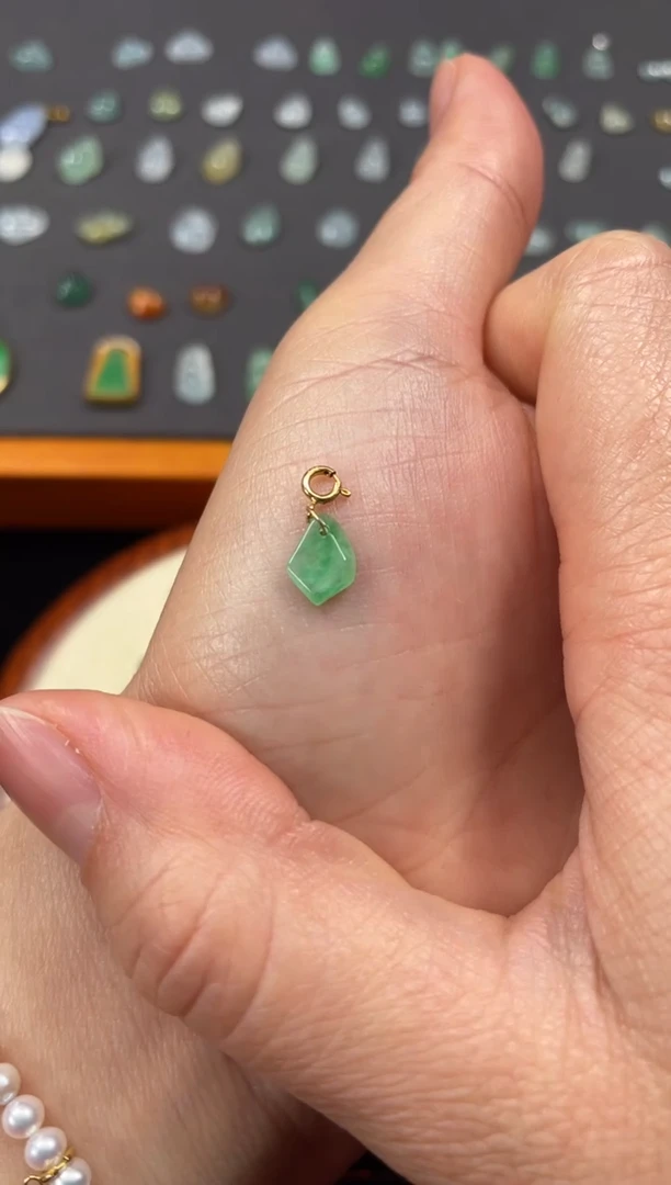 吊坠(不含链)18K金镶嵌翡翠一个  JK505