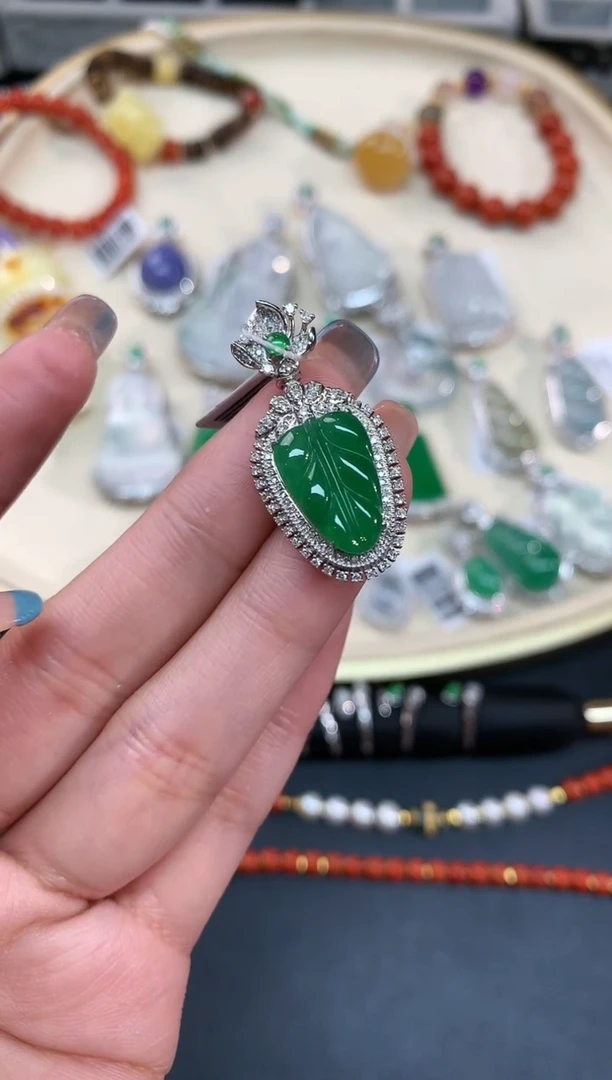 【闪购商品】翡翠吊坠(不含链)18K金镶嵌吊坠A176|9800