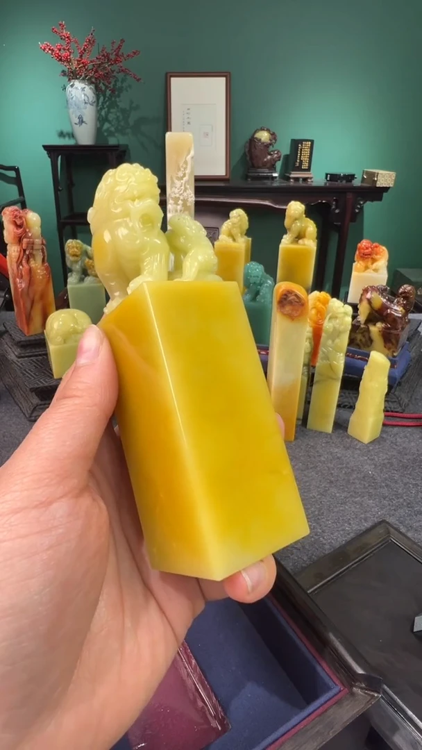 【闪购商品】青田石菜花黄瑞兽钮