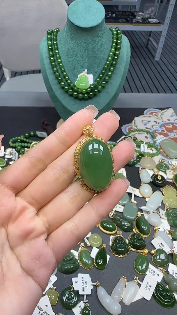 18K金镶嵌和田玉挂件1