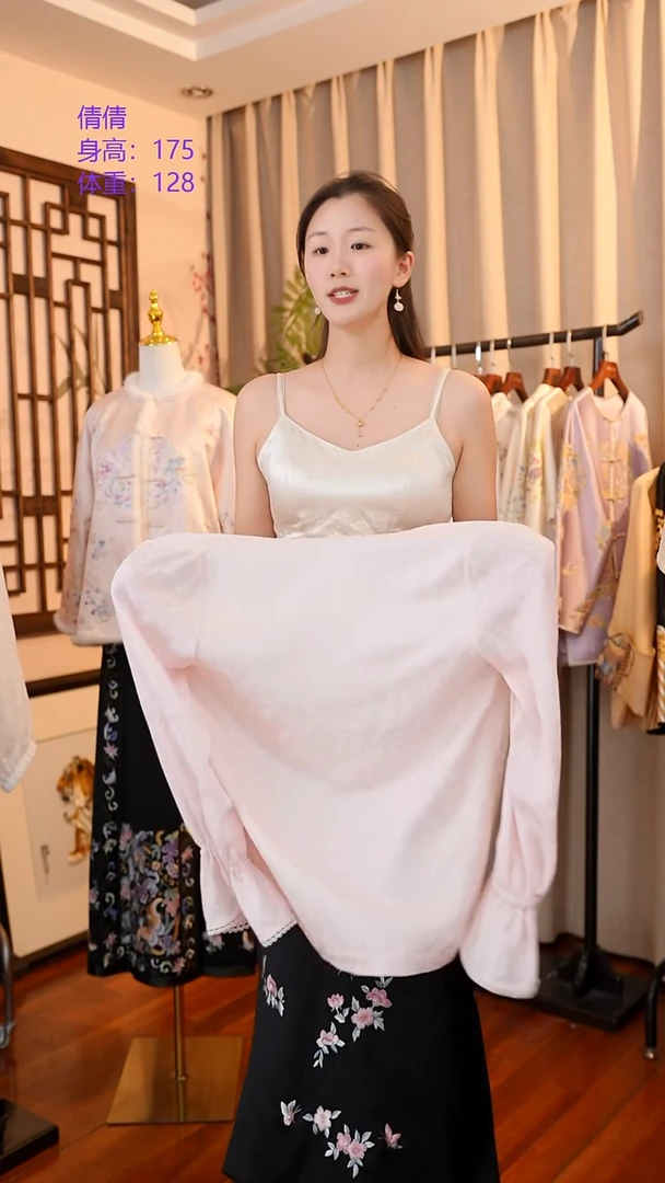 刺绣桑蚕丝非遗服饰一物一件