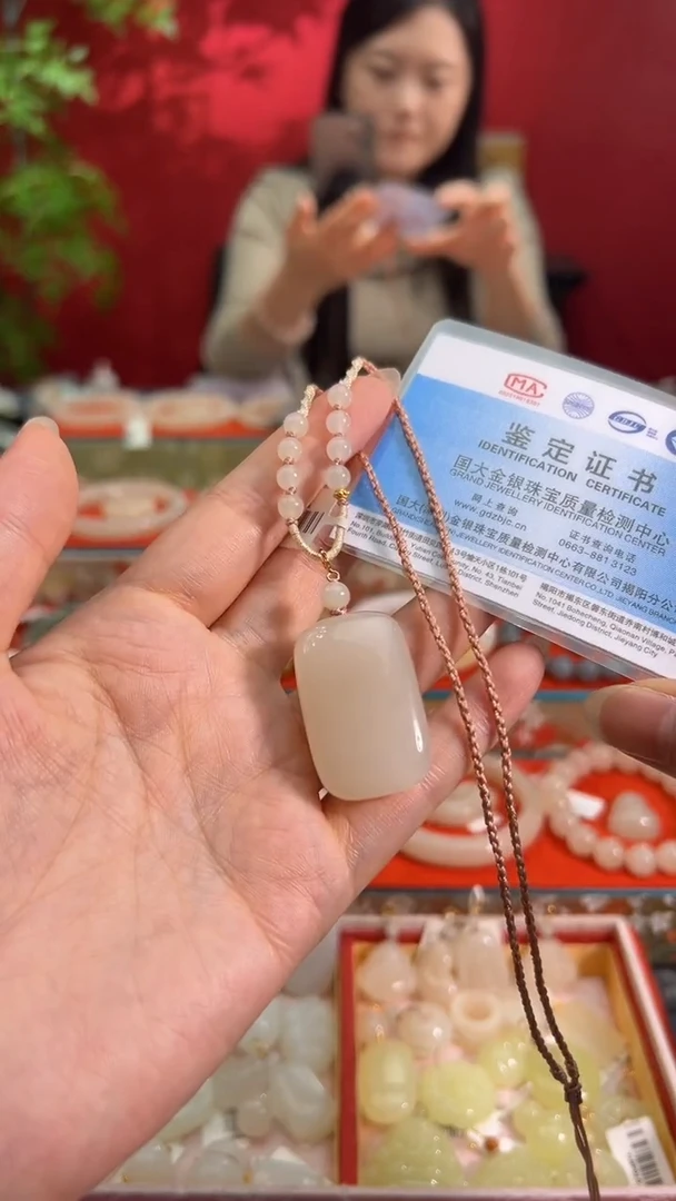 颈饰未镶嵌和田玉藕粉面包无事牌