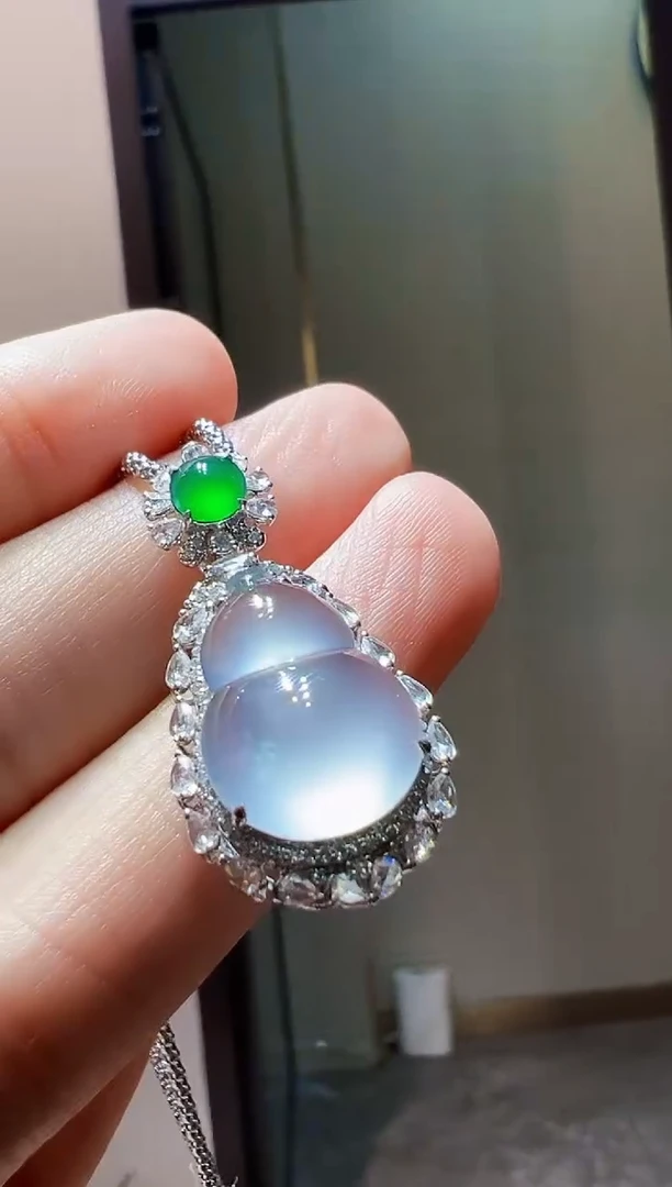 颈饰18K金镶嵌翡翠葫芦