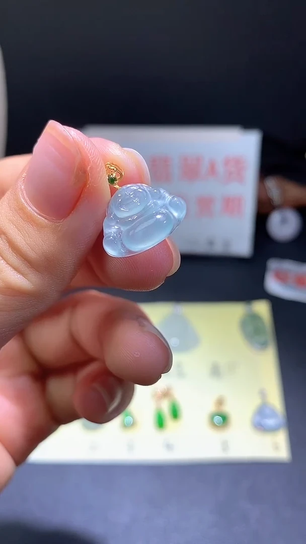 翡翠18K金镶嵌颈饰翡翠吊坠