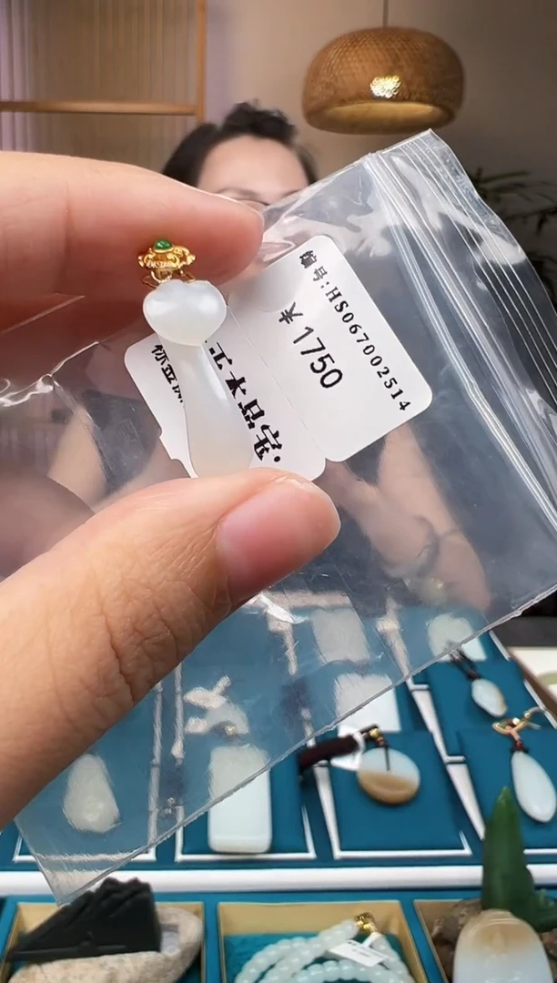 和田玉18K金镶嵌颈饰吊坠 HS