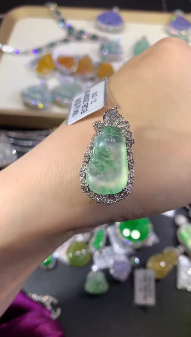 吊坠(不含链)18K金镶嵌翡翠100-如意