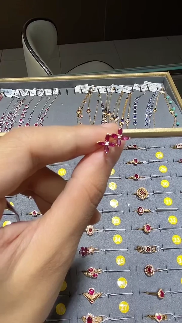 18K金镶嵌耳饰红宝石