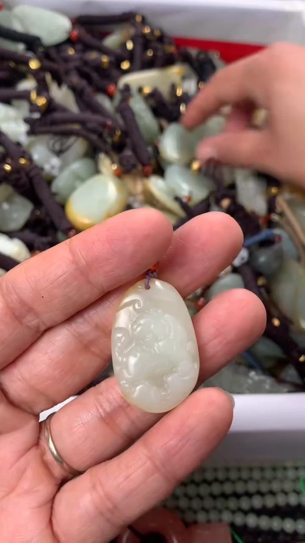 【闪购商品】和田玉颈饰未镶嵌多样性发货没有证书.拍一发一，有瑕