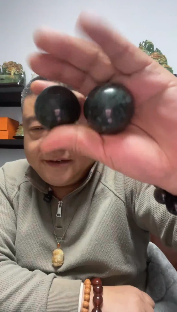 未镶嵌蛇纹石玉手球一对