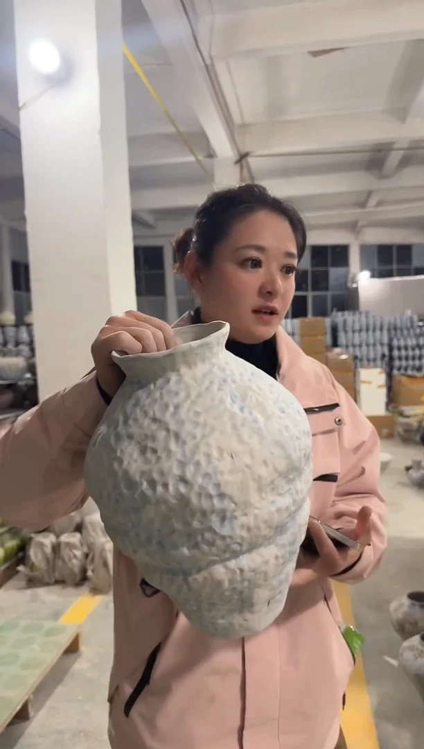 磨砂感浅蓝色莫奈风手工陶瓷瓶