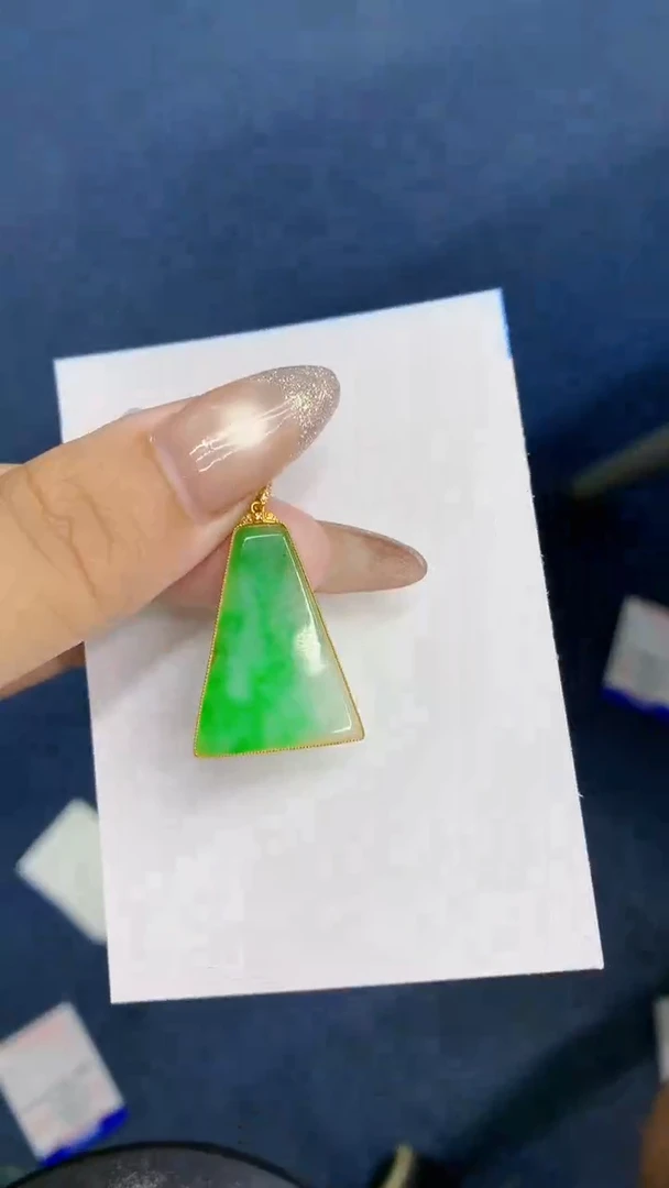 颈饰18K金镶嵌翡翠1