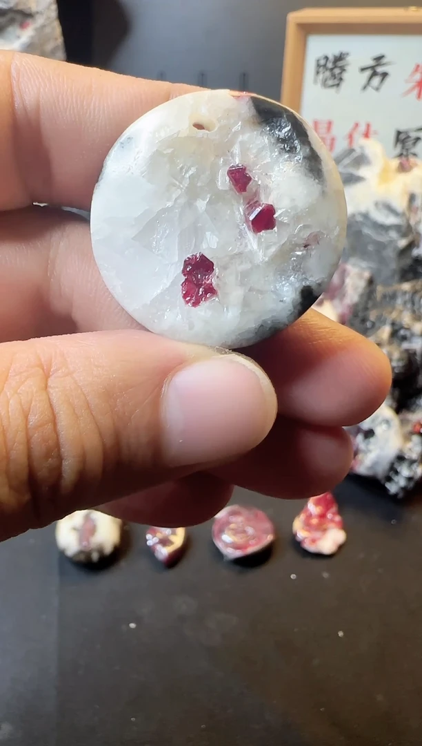 天然辰砂春**开朱砂晶体原石随形挂件