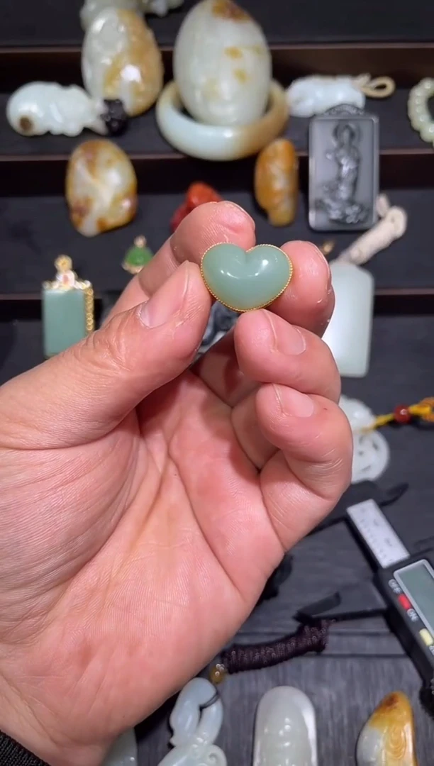 吊坠(不含链)18K金镶嵌和田玉粉青爱心挂件