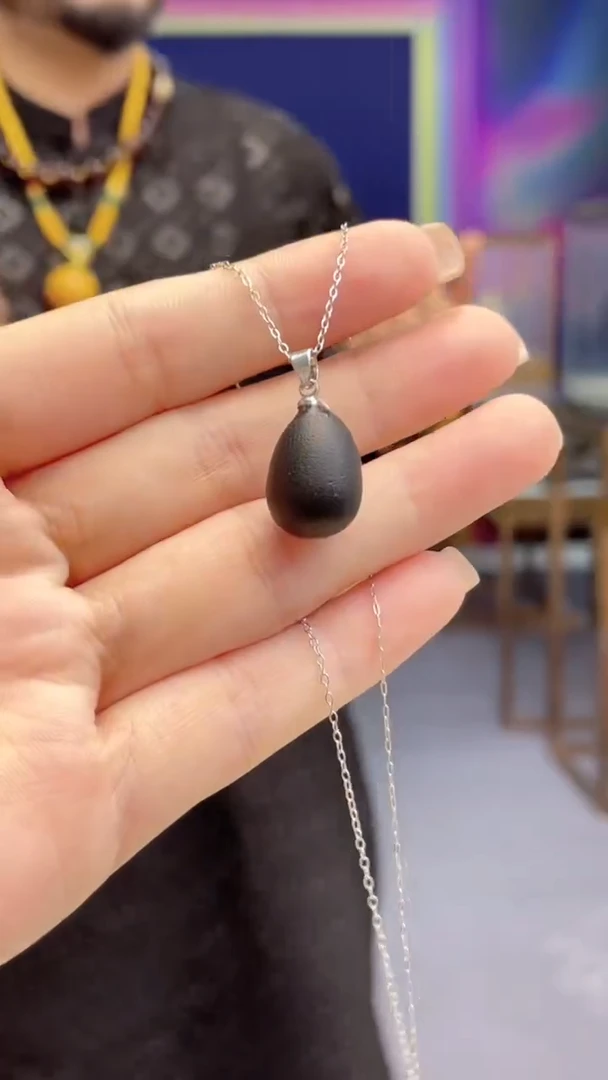 【闪购商品】琥珀吊坠(赠链)未镶嵌多样性发其一