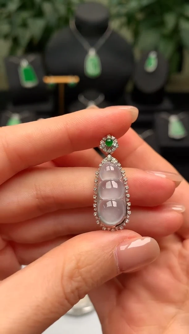 颈饰18K金镶嵌翡翠福豆