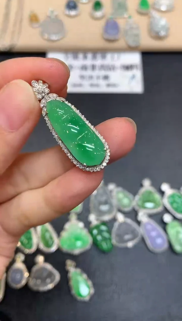 颈饰18K金镶嵌翡翠福豆【无服务费