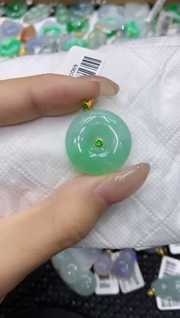 翡翠18K金镶嵌颈饰111111111111