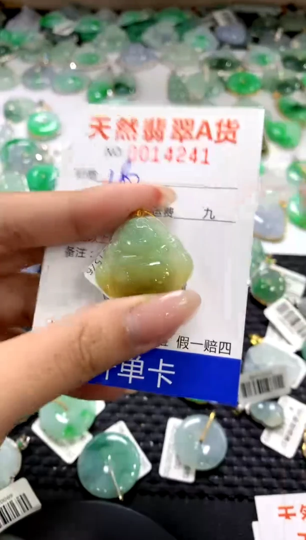 颈饰18K金镶嵌翡翠1111111111111111