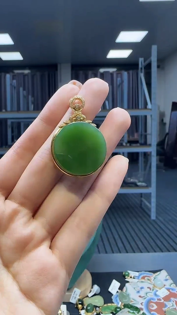 18K金镶嵌和田玉挂件1