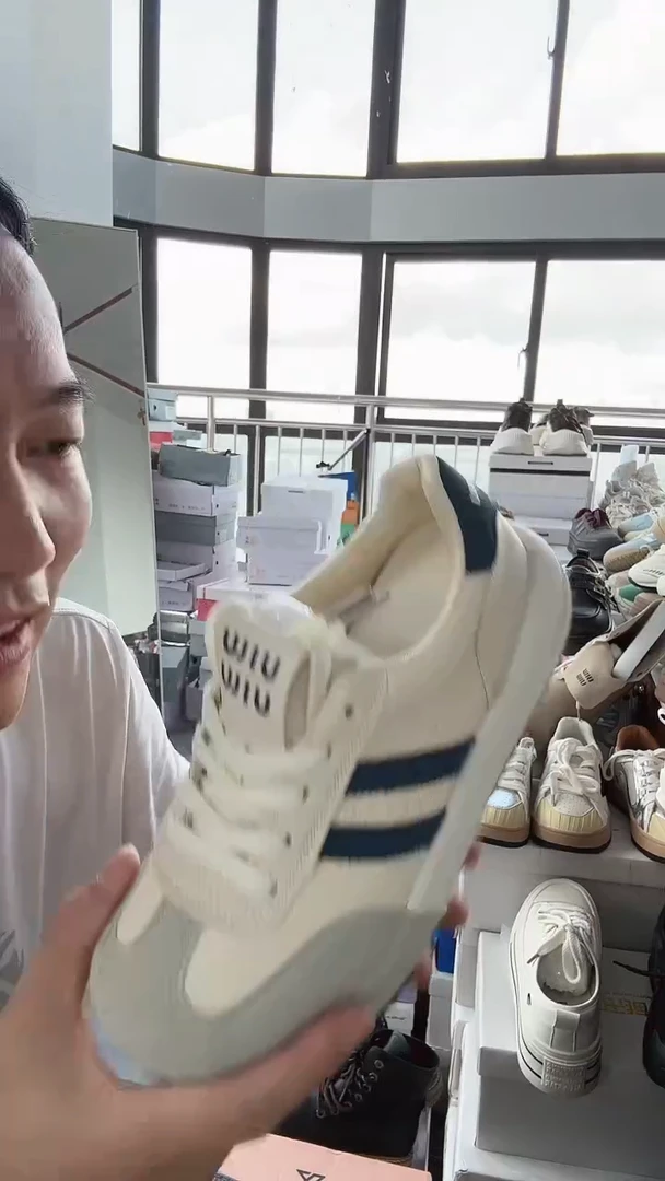 啦****！白色黑色两道杠白鞋带36