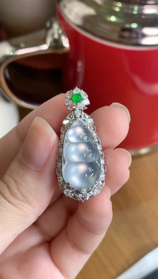 颈饰18K金镶嵌翡翠豆子