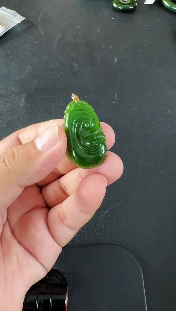 颈饰18K金镶嵌和田玉（碧玉）如意