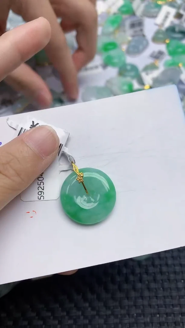 翡翠18K金镶嵌颈饰天然A货翡翠