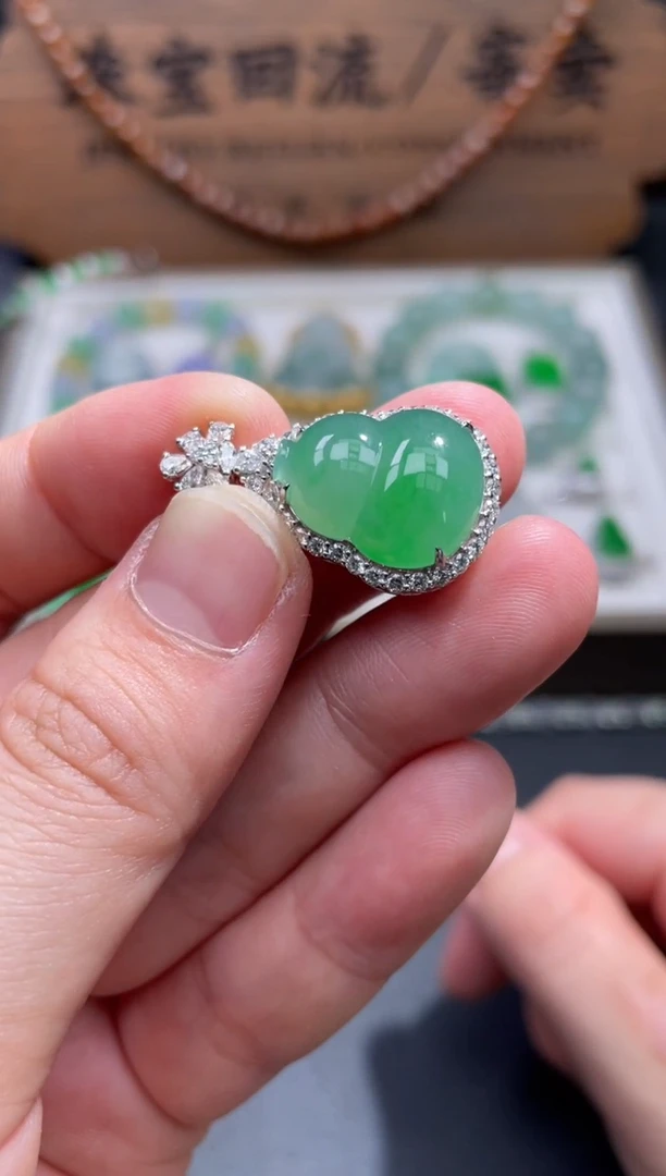 【闪购商品】翡翠颈饰18K金镶嵌30.........