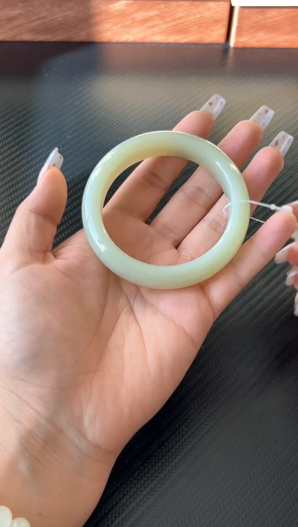 未镶嵌手镯和田玉Y*m且末微色差迪克兰56KM