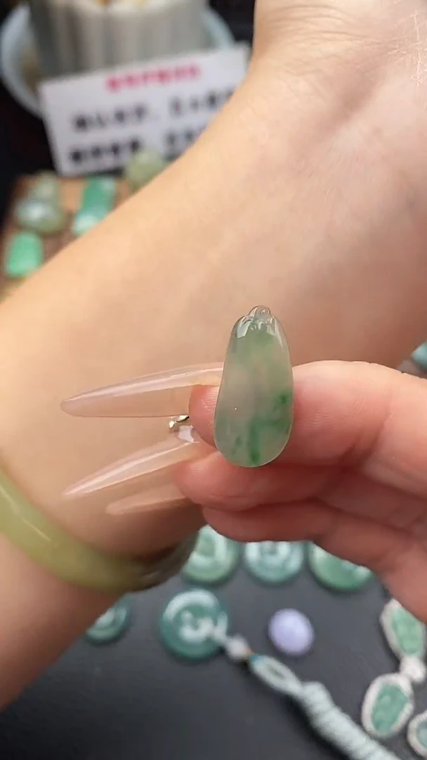 颈饰未镶嵌翡翠灵动绿瓜瓜