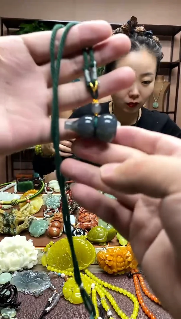 未镶嵌岫玉颈饰·