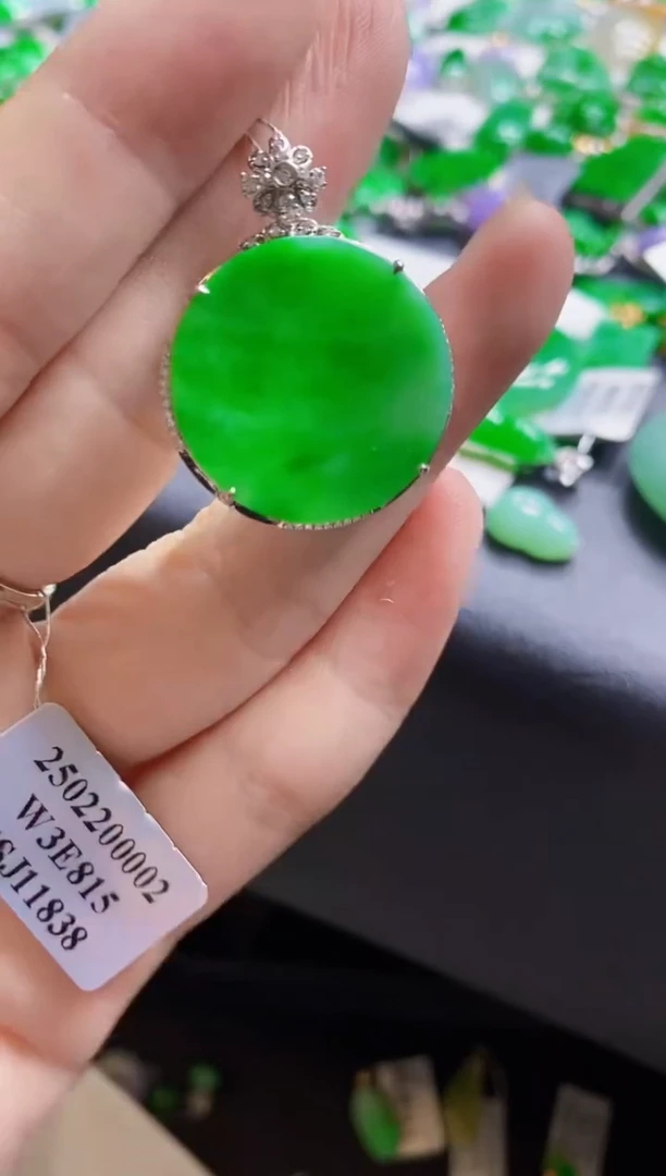 翡翠18K金镶嵌颈饰圆牌