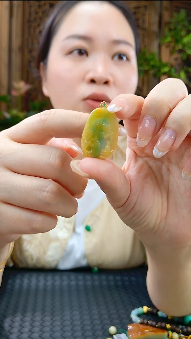 颈饰18K金镶嵌翡翠吊坠