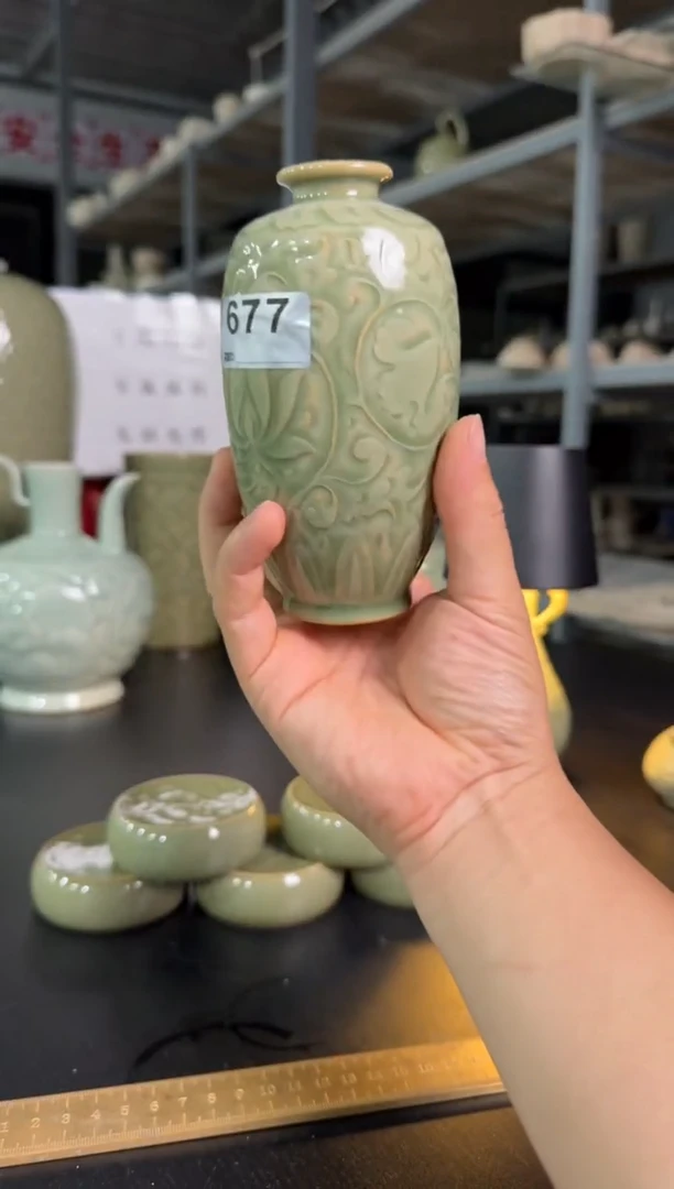耀州窑仰山莲纹小梅瓶微瑕