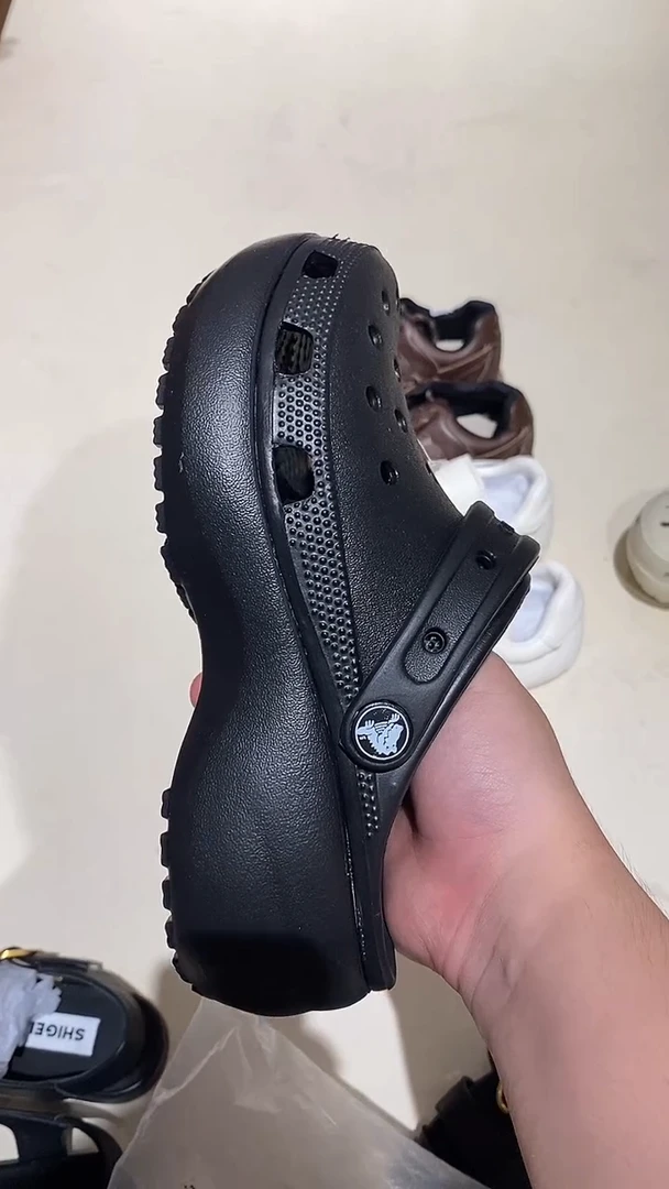 哥***！黑色洞洞鞋35码140