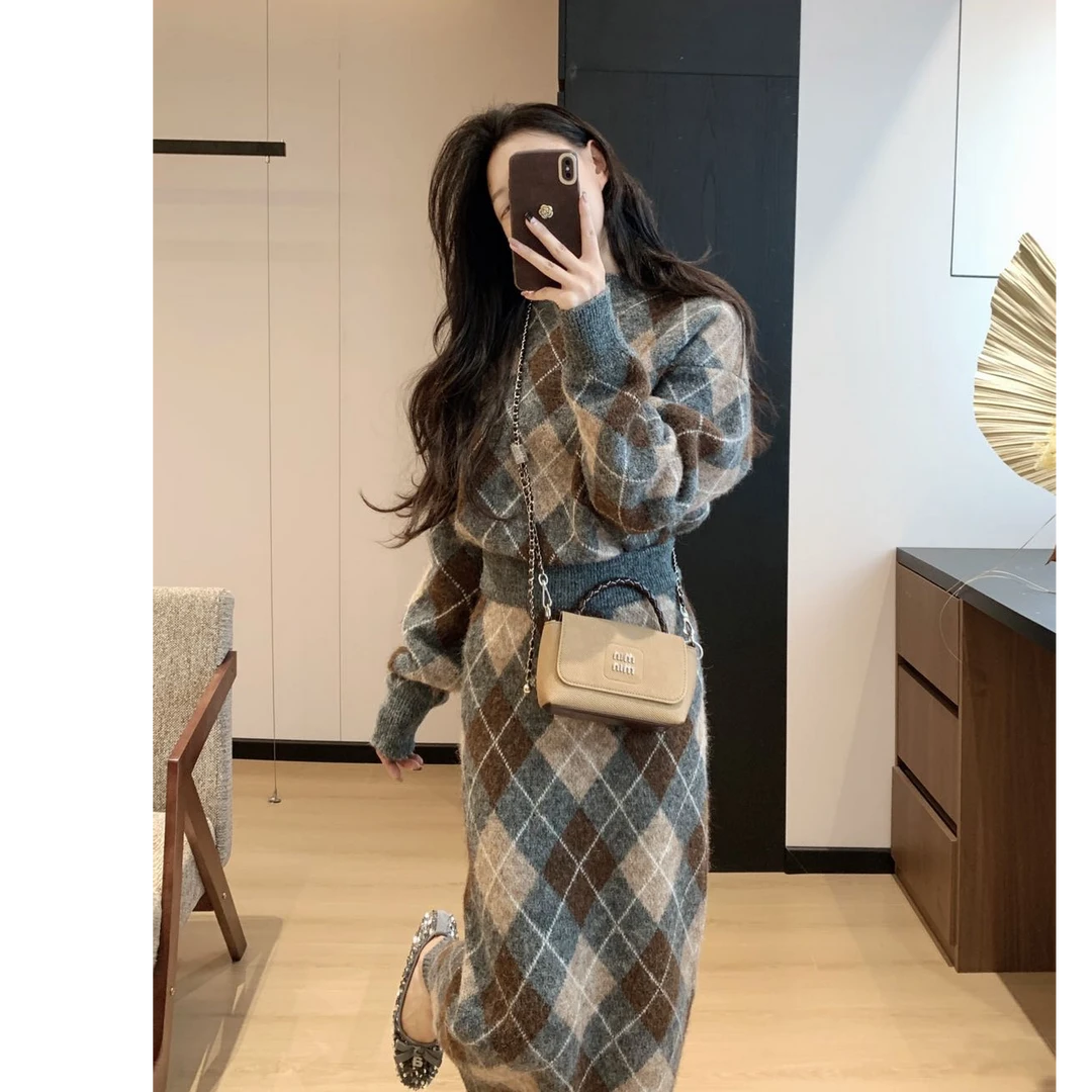 菱格复古圆领毛衣女韩系穿搭显瘦长袖短外套撞色格子半身裙两件套