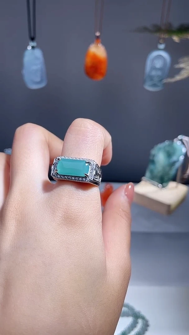 颈饰未镶嵌翡翠戒指