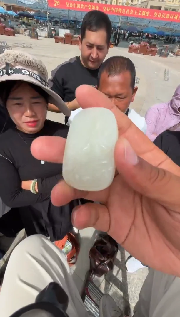 未镶嵌和田玉（糖玉）挂件和田玉
