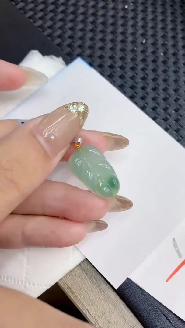 翡翠18K金镶嵌颈饰             8