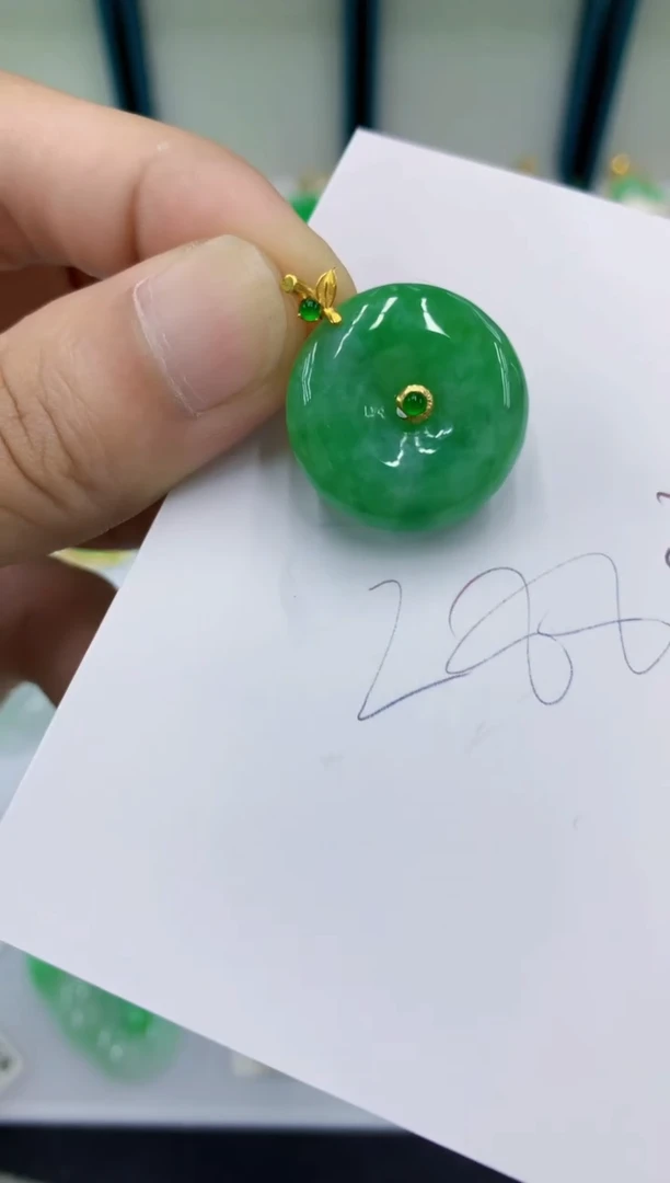 翡翠18K金镶嵌颈饰翡翠