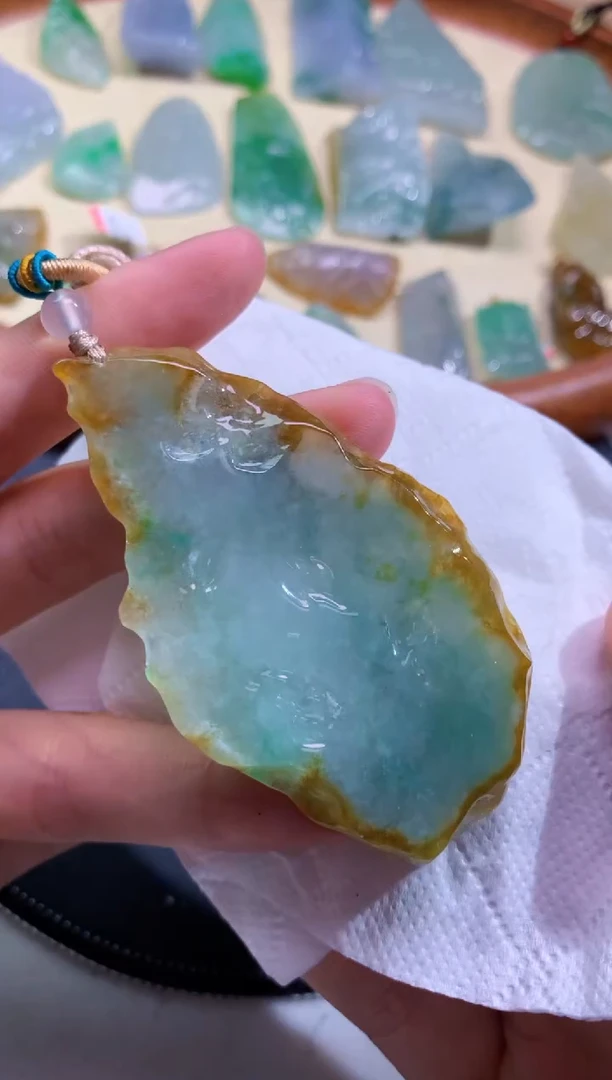 颈饰未镶嵌翡翠