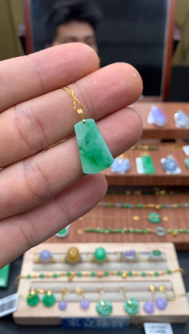 颈饰18K金镶嵌翡翠无事牌