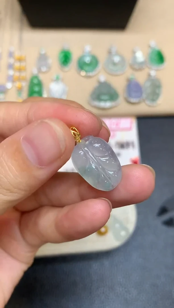 颈饰18K金镶嵌翡翠树叶【无服务费【48小时鉴赏期】