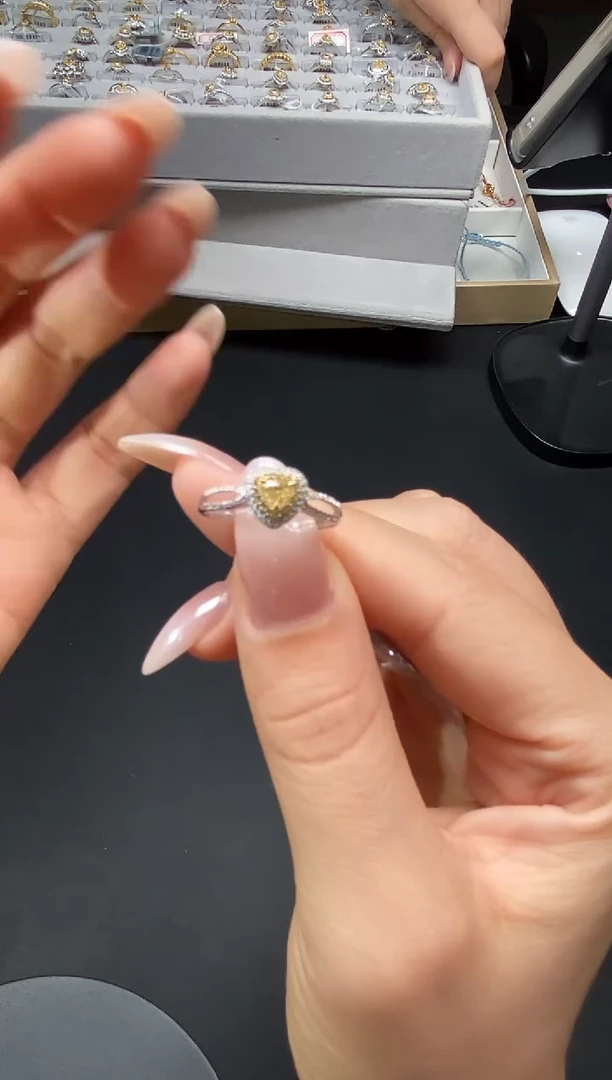 戒指18K金镶嵌钻石戒指