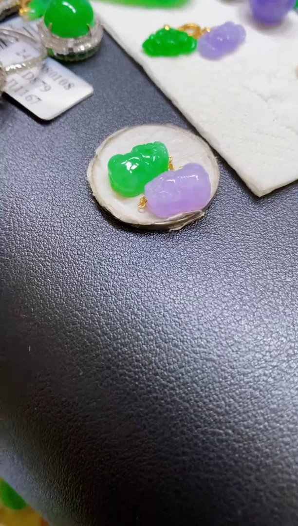 颈饰18K金镶嵌翡翠貔貅