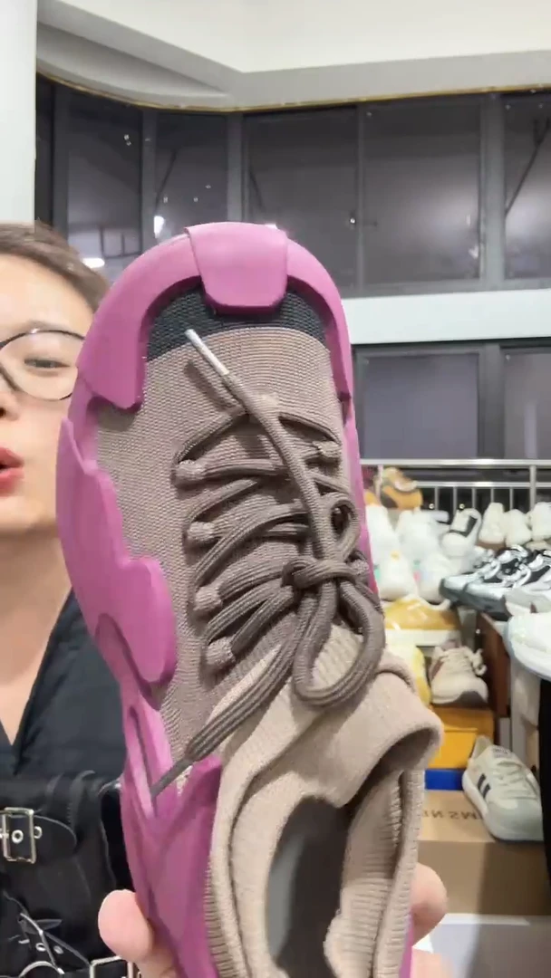 劉*火龙果色袜套鞋39