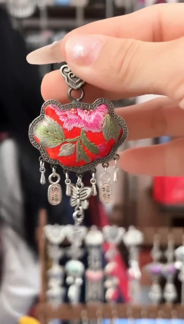 织绣民族风非遗老绣饰品359