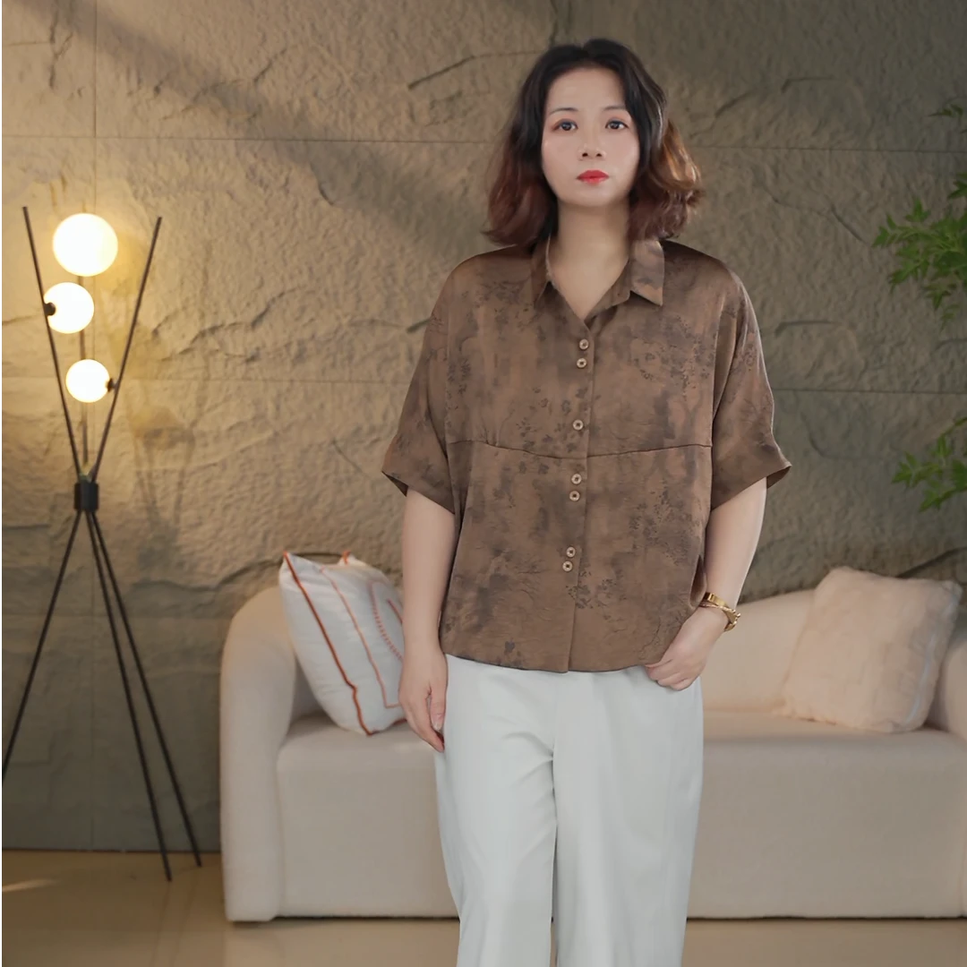 2025春夏时尚款棕色印花短袖衬衫纽扣设计尽显休闲大气宽松女182